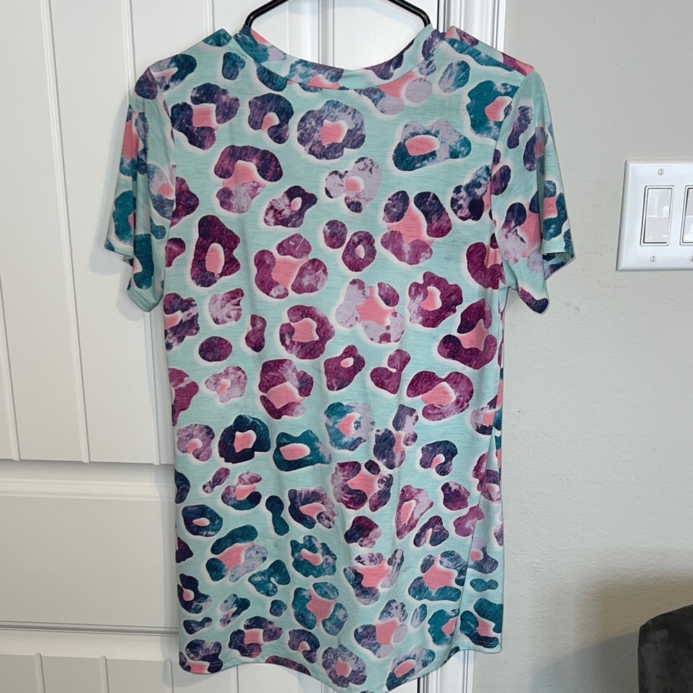 HEIMISH USA Multicolor Leopard Print V-Neck Tee - Picture 5 of 6